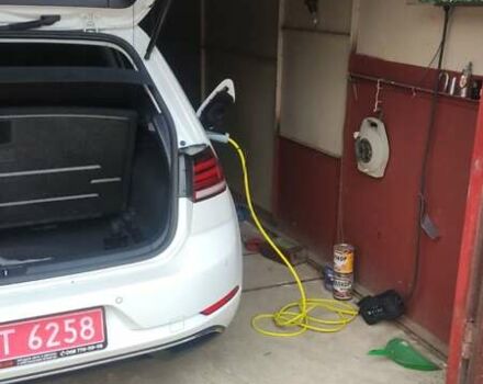 Белый Фольксваген e-Golf, объемом двигателя 0 л и пробегом 73 тыс. км за 13800 $, фото 2 на Automoto.ua