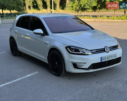 Белый Фольксваген e-Golf, объемом двигателя 0 л и пробегом 88 тыс. км за 15100 $, фото 17 на Automoto.ua