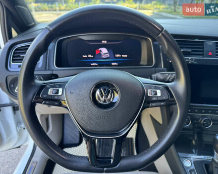 Белый Фольксваген e-Golf, объемом двигателя 0 л и пробегом 88 тыс. км за 15100 $, фото 41 на Automoto.ua