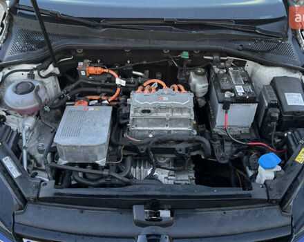 Белый Фольксваген e-Golf, объемом двигателя 0 л и пробегом 84 тыс. км за 13250 $, фото 56 на Automoto.ua