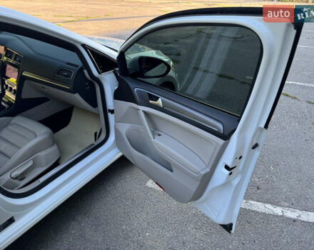 Белый Фольксваген e-Golf, объемом двигателя 0 л и пробегом 88 тыс. км за 15100 $, фото 36 на Automoto.ua