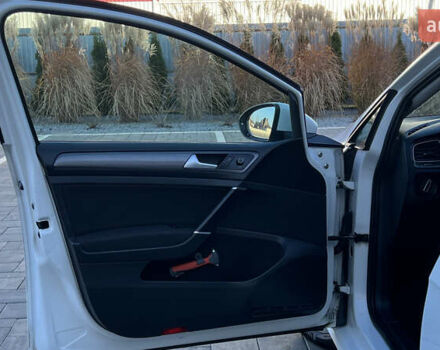 Белый Фольксваген e-Golf, объемом двигателя 0 л и пробегом 84 тыс. км за 13250 $, фото 89 на Automoto.ua