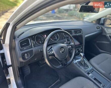 Белый Фольксваген e-Golf, объемом двигателя 0 л и пробегом 48 тыс. км за 13900 $, фото 5 на Automoto.ua