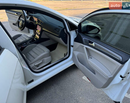 Белый Фольксваген e-Golf, объемом двигателя 0 л и пробегом 88 тыс. км за 15100 $, фото 35 на Automoto.ua