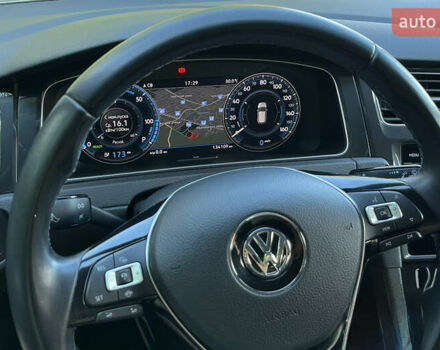 Белый Фольксваген e-Golf, объемом двигателя 0 л и пробегом 136 тыс. км за 13000 $, фото 9 на Automoto.ua