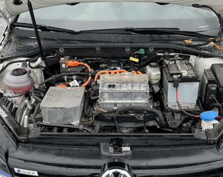 Белый Фольксваген e-Golf, объемом двигателя 0 л и пробегом 75 тыс. км за 15500 $, фото 12 на Automoto.ua