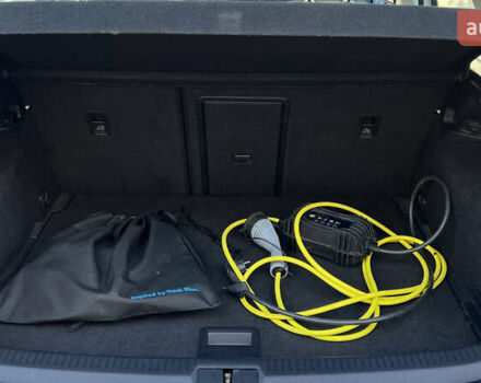 Белый Фольксваген e-Golf, объемом двигателя 0 л и пробегом 84 тыс. км за 13250 $, фото 64 на Automoto.ua