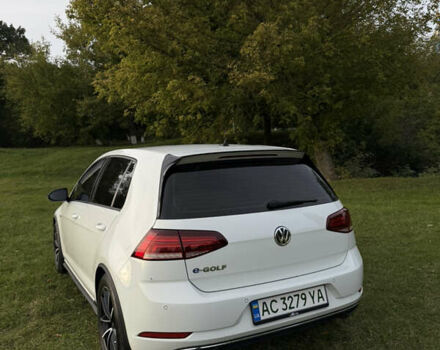 Белый Фольксваген e-Golf, объемом двигателя 0 л и пробегом 95 тыс. км за 15500 $, фото 4 на Automoto.ua