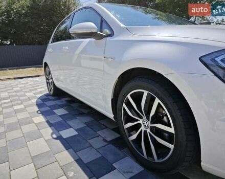 Белый Фольксваген e-Golf, объемом двигателя 0 л и пробегом 41 тыс. км за 18500 $, фото 2 на Automoto.ua