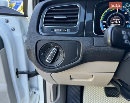 Белый Фольксваген e-Golf, объемом двигателя 0 л и пробегом 88 тыс. км за 15100 $, фото 44 на Automoto.ua