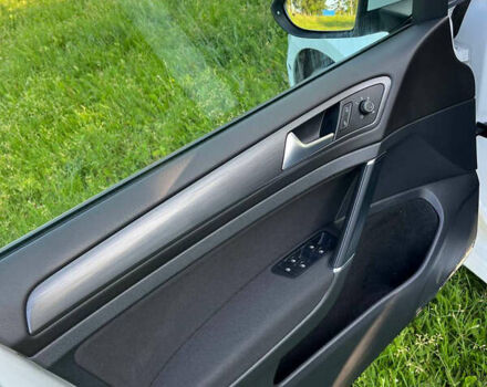 Белый Фольксваген e-Golf, объемом двигателя 0 л и пробегом 169 тыс. км за 13500 $, фото 17 на Automoto.ua