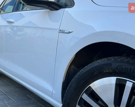 Белый Фольксваген e-Golf, объемом двигателя 0 л и пробегом 84 тыс. км за 13250 $, фото 33 на Automoto.ua