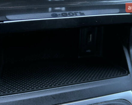 Белый Фольксваген e-Golf, объемом двигателя 0 л и пробегом 84 тыс. км за 13250 $, фото 116 на Automoto.ua