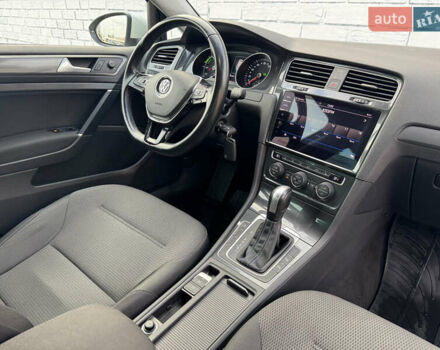 Белый Фольксваген e-Golf, объемом двигателя 0 л и пробегом 102 тыс. км за 13200 $, фото 33 на Automoto.ua