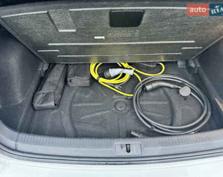 Белый Фольксваген e-Golf, объемом двигателя 0 л и пробегом 117 тыс. км за 15800 $, фото 30 на Automoto.ua