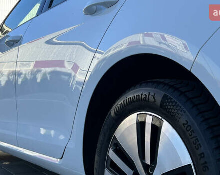 Белый Фольксваген e-Golf, объемом двигателя 0 л и пробегом 84 тыс. км за 13250 $, фото 38 на Automoto.ua