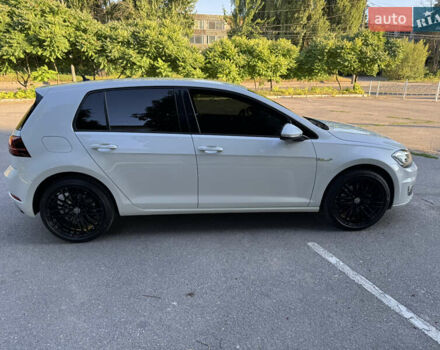 Белый Фольксваген e-Golf, объемом двигателя 0 л и пробегом 88 тыс. км за 15100 $, фото 11 на Automoto.ua