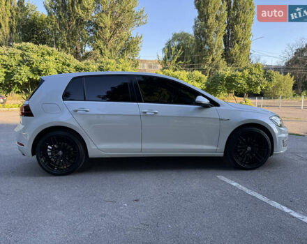 Белый Фольксваген e-Golf, объемом двигателя 0 л и пробегом 88 тыс. км за 15100 $, фото 10 на Automoto.ua