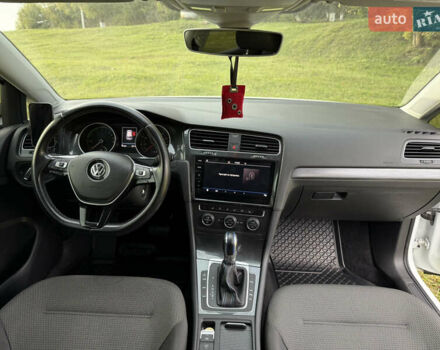 Белый Фольксваген e-Golf, объемом двигателя 0 л и пробегом 95 тыс. км за 15500 $, фото 8 на Automoto.ua