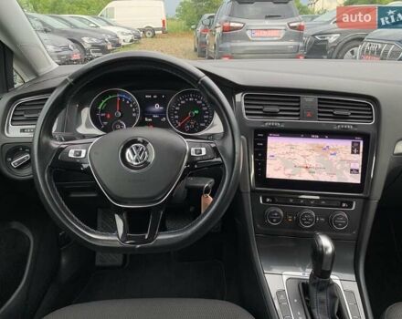 Белый Фольксваген e-Golf, объемом двигателя 0 л и пробегом 32 тыс. км за 14400 $, фото 18 на Automoto.ua
