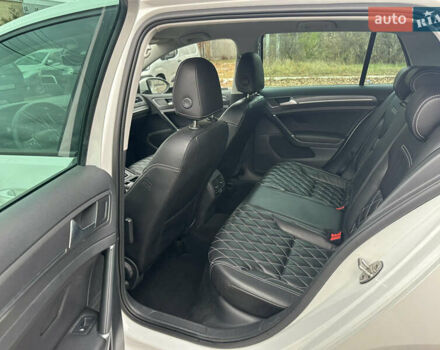 Белый Фольксваген e-Golf, объемом двигателя 0 л и пробегом 98 тыс. км за 16450 $, фото 18 на Automoto.ua