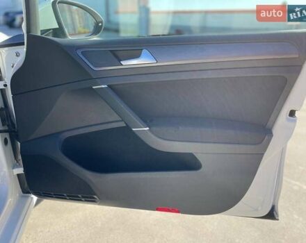 Белый Фольксваген e-Golf, объемом двигателя 0 л и пробегом 124 тыс. км за 13490 $, фото 28 на Automoto.ua