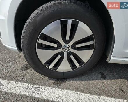 Белый Фольксваген e-Golf, объемом двигателя 0 л и пробегом 96 тыс. км за 14441 $, фото 11 на Automoto.ua