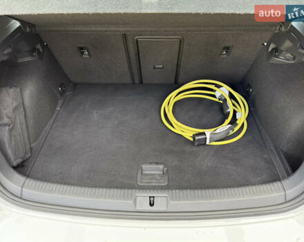 Белый Фольксваген e-Golf, объемом двигателя 0 л и пробегом 137 тыс. км за 13800 $, фото 17 на Automoto.ua