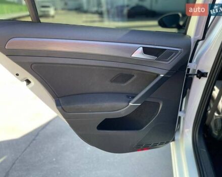 Белый Фольксваген e-Golf, объемом двигателя 0 л и пробегом 124 тыс. км за 13490 $, фото 19 на Automoto.ua