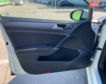 Белый Фольксваген e-Golf, объемом двигателя 0 л и пробегом 124 тыс. км за 13490 $, фото 15 на Automoto.ua