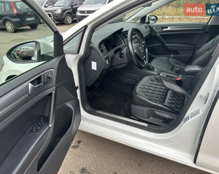 Белый Фольксваген e-Golf, объемом двигателя 0 л и пробегом 98 тыс. км за 16450 $, фото 25 на Automoto.ua