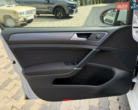 Белый Фольксваген e-Golf, объемом двигателя 0 л и пробегом 137 тыс. км за 13800 $, фото 13 на Automoto.ua