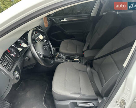 Белый Фольксваген e-Golf, объемом двигателя 0 л и пробегом 70 тыс. км за 13700 $, фото 20 на Automoto.ua