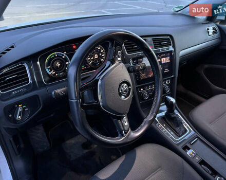 Белый Фольксваген e-Golf, объемом двигателя 0 л и пробегом 115 тыс. км за 14900 $, фото 10 на Automoto.ua