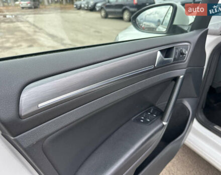 Белый Фольксваген e-Golf, объемом двигателя 0 л и пробегом 98 тыс. км за 16450 $, фото 26 на Automoto.ua