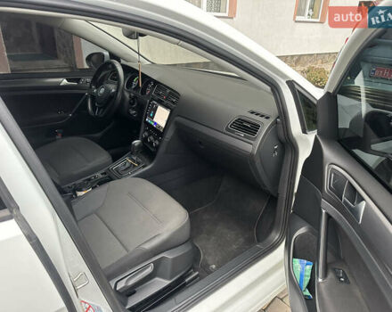 Белый Фольксваген e-Golf, объемом двигателя 0 л и пробегом 70 тыс. км за 13700 $, фото 26 на Automoto.ua