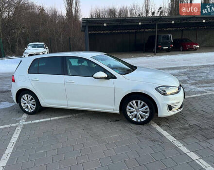 Белый Фольксваген e-Golf, объемом двигателя 0 л и пробегом 58 тыс. км за 14800 $, фото 11 на Automoto.ua