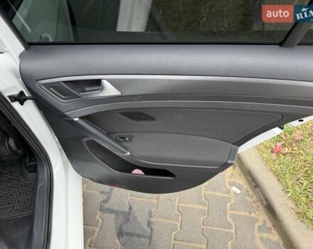 Белый Фольксваген e-Golf, объемом двигателя 0 л и пробегом 57 тыс. км за 15500 $, фото 5 на Automoto.ua