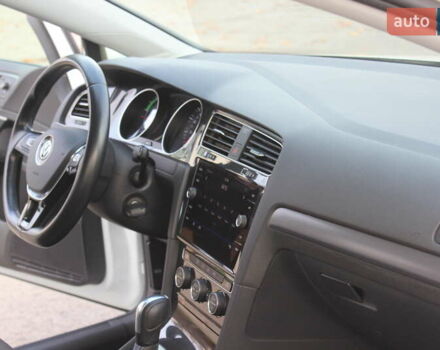 Белый Фольксваген e-Golf, объемом двигателя 0 л и пробегом 69 тыс. км за 13999 $, фото 29 на Automoto.ua