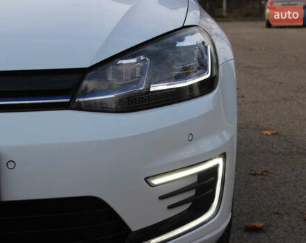 Белый Фольксваген e-Golf, объемом двигателя 0 л и пробегом 69 тыс. км за 13999 $, фото 21 на Automoto.ua