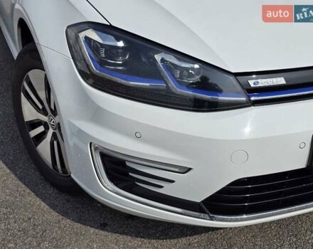 Белый Фольксваген e-Golf, объемом двигателя 0 л и пробегом 96 тыс. км за 14441 $, фото 1 на Automoto.ua