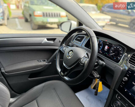 Белый Фольксваген e-Golf, объемом двигателя 0 л и пробегом 137 тыс. км за 13800 $, фото 19 на Automoto.ua