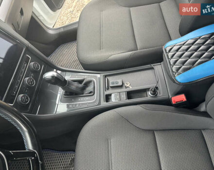 Белый Фольксваген e-Golf, объемом двигателя 0 л и пробегом 67 тыс. км за 16000 $, фото 7 на Automoto.ua