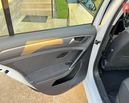Белый Фольксваген e-Golf, объемом двигателя 0 л и пробегом 73 тыс. км за 17900 $, фото 50 на Automoto.ua