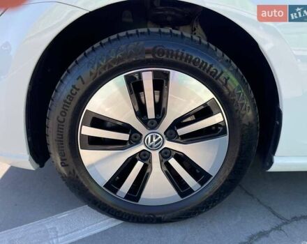 Белый Фольксваген e-Golf, объемом двигателя 0 л и пробегом 124 тыс. км за 13490 $, фото 14 на Automoto.ua