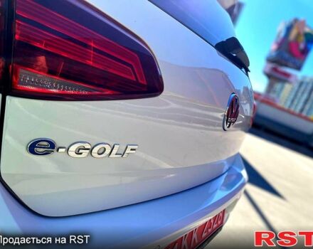 Белый Фольксваген e-Golf, объемом двигателя 100 л и пробегом 124 тыс. км за 13400 $, фото 9 на Automoto.ua