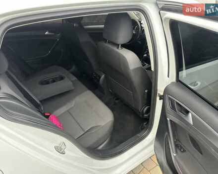 Белый Фольксваген e-Golf, объемом двигателя 0 л и пробегом 70 тыс. км за 13700 $, фото 25 на Automoto.ua