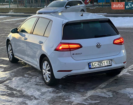 Белый Фольксваген e-Golf, объемом двигателя 0 л и пробегом 58 тыс. км за 14800 $, фото 4 на Automoto.ua