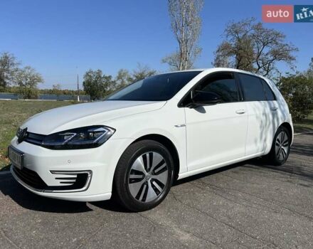 Белый Фольксваген e-Golf, объемом двигателя 0 л и пробегом 44 тыс. км за 16800 $, фото 2 на Automoto.ua