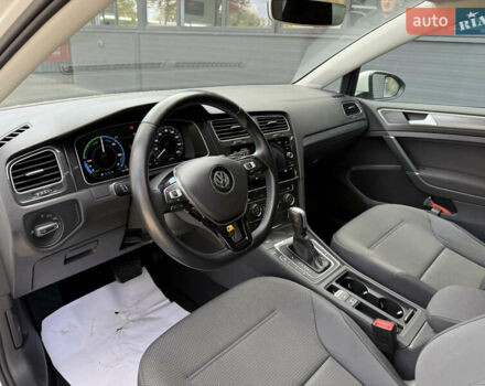Белый Фольксваген e-Golf, объемом двигателя 0 л и пробегом 137 тыс. км за 13800 $, фото 12 на Automoto.ua